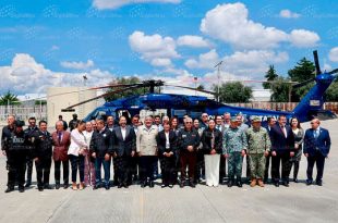 La gobernadora Delfina Gómez Álvarez encabezó la entrega del helicóptero UH-60A Black Hawk, una aeronave táctica que reforzará las labores de seguridad, rescate y atención de emergencias en el Estado de México.