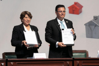 Fernando Díaz Juárez y Delfina Gómez durante la firma del convenio