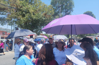 Funcionarios atienden las demandas de habitantes inconformes tras bloqueo por la falta de agua