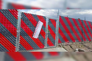 En el inmueble se pueden apreciar los sellos de suspensión que fueron colocados sobre la malla ciclónica donde se pretende instalar la gasera.