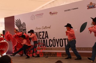 En esta feria participan artesanos, escultores, danzantes, escritores y líderes comunitarios, quienes exhiben productos como joyería artesanal, tallas en hueso de aguacate, piezas únicas en textil.