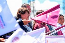 La gobernadora del Estado de México, Delfina Gómez Álvarez, entregó 32 patrullas a la Dirección de Seguridad Pública y Tránsito Municipal de Valle de Chalco.