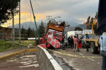Camión de carga involucrado en el accidente sobre la autopista