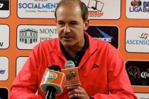 Obtuvo 3 campeonatos de liga vistiendo la casaca escarlata en el verano 1998, verano 1999 y verano 2000; como auxiliar técnico, Eugenio registra un impresionante listado de títulos