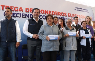 Entregan en Huixquilucan monederos electrónicos a mujeres emprendedoras