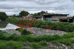 La acumulación de basura en el canal pone en peligro de escurrimientos e inundaciones