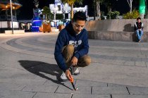 Se debe quemar una pieza a la vez, no encenderla en la mano, usar encendedores de punta larga y mantener el resto a distancia segura.