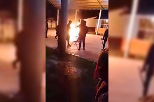Momento en que una de las víctimas es quemada durante el linchamiento ocurrido en la comunidad de Las Tacitas, Ocosingo, Chiapas.