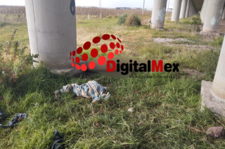 El cuerpo del hombre fue localizado semidesnudo y con huellas de violencia bajo un puente de la Toluca–Naucalpan