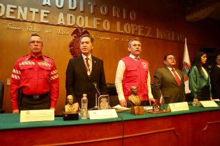 Autoridades y representantes institucionales durante la ceremonia de entrega del Pergamino Humanitario a la Cruz Roja Mexicana.