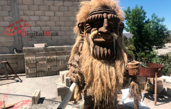 Con enormes máscaras le bailan al Señor de la Coronación y San Miguel