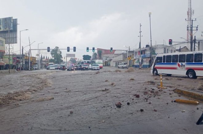 Las lluvias provocaron encharcamientos y afectaciones a la circulación sobre Avenida Nacional, en Ecatepec.