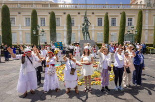 Ceremonia de bienvenida a la primavera en la UAEMéx reúne a comunidad universitaria con rituales mexicas, danzas y ofrendas en el Edificio de Rectoría.