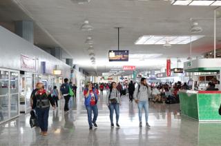 El hombre circulaba en la sala dos de la terminal cuando se desplomó.