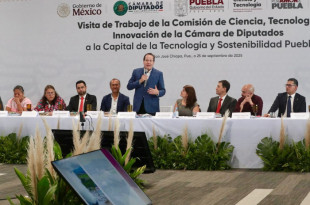 Eruviel Ávila durante su visita a la Capital de la Tecnología en Puebla