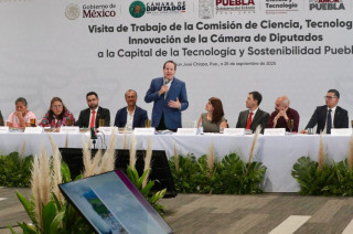 Eruviel Ávila durante su visita a la Capital de la Tecnología en Puebla