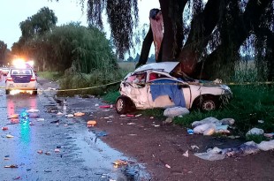 Al menos dos personas perdieron la vida después de que el vehículo compacto en el que viajaban chocó contra un árbol, después de ser impactado por otro vehículo.