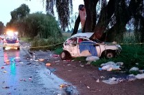 Al menos dos personas perdieron la vida después de que el vehículo compacto en el que viajaban chocó contra un árbol, después de ser impactado por otro vehículo.