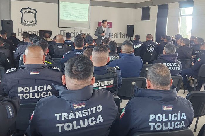 Elementos de la Dirección General de Seguridad y Protección de Toluca analizaron los lineamientos del protocolo que establece criterios para proteger a periodistas y personas defensoras de derechos humanos.