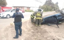 Vuelca coche en San Mateo Atenco