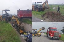 Personal de Residuos Sólidos de Toluca retiró media tonelada de pollos en descomposición del Canal Cutzamala.