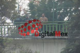 El cuerpo fue localizado sobre un puente peatonal a la altura de la delegación de Calixtlahuaca.