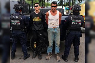Durante la revisión, elementos de seguridad aseguraron 30 dosis de una sustancia con características similares al cristal y una réplica de arma de fuego.