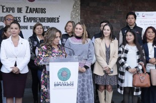 Presidenta municipal de San Mateo Atenco, Ana Aurora Muñiz Neyra, agradece apoyo para que artesanos y productores atenquenses pudieran comercializar su calzado 