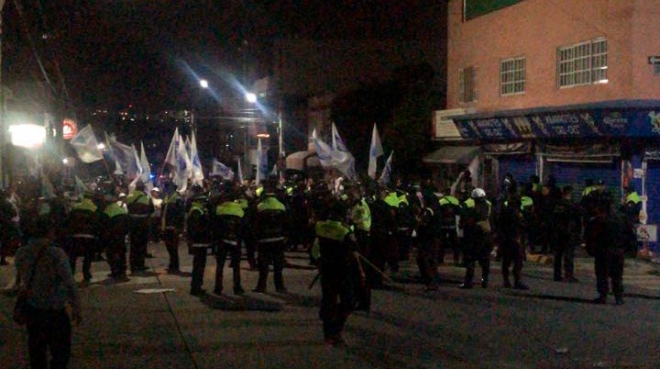 Contienen con gas lacrimógeno protesta violenta de panistas en Naucalpan