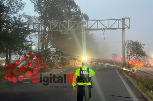 Mientras tanto, elementos de la Policía Estatal aseguraron la zona y coordinan las maniobras para retirar la pesada unidad y restablecer la circulación.