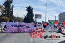 Durante la protesta, gritaron consignas como "Salario justo", "ISSEMYM no paga" y "Queremos prestaciones" para visibilizar su situación.