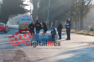 La víctima viajaba en una motoneta Italika D125, de color azul con negro, y no portaba equipo de seguridad al momento del incidente.