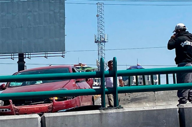 #Video: Automovilista impacta contra muro de contención en Paseo Tollocan