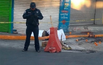 Balean a tres afuera de un local de celulares, en #Naucalpan