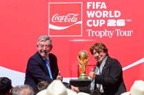 El trofeo recorrerá varias ciudades mexicanas antes del partido inaugural, en un evento que reunió a autoridades, diplomáticos y figuras del futbol.