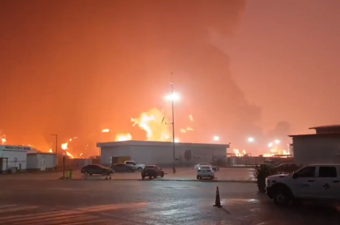 Columnas de humo y fuego se elevan en la Refinería Olmeca, en Dos Bocas, tras el incendio registrado la mañana de este martes
