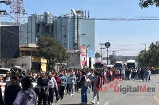 Al pasar por Paseo Tollocan, los normalistas interrumpieron el tránsito vehicular, generando congestionamiento en una de las vías más importantes de la capital mexiquense.