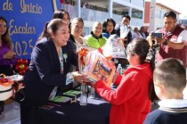 Durante el evento, la alcaldesa entregó Paquetes de Útiles Escolares del Bienestar a los estudiantes de la Primaria &quot;Guadalupe Victoria&quot;. 