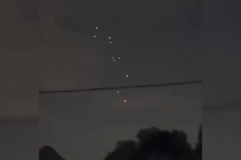 Mientras en redes sociales se viralizan teorías sobre brujería y lo paranormal, otros apuntan a simples globos de Cantoya o cohetes.