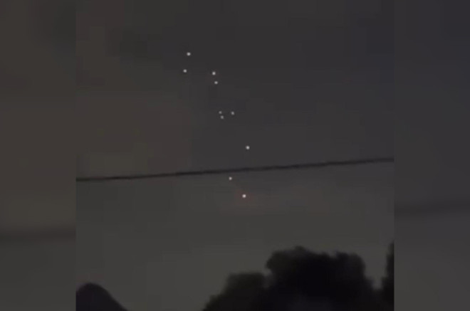 Mientras en redes sociales se viralizan teorías sobre brujería y lo paranormal, otros apuntan a simples globos de Cantoya o cohetes.