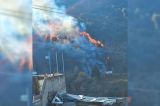 Autoridades atienden el incendio que inició en una camioneta y se extendió hacia el cerro de Acopilco