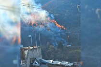 Autoridades atienden el incendio que inició en una camioneta y se extendió hacia el cerro de Acopilco