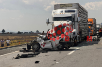 En el lugar se vieron involucrados un tráiler, un Nissan Versa color rojo y un Nissan Tsuru con cromática de taxi, que quedó completamente deshecho.