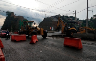 Confinan cuatro carriles de la Toluca-Naucalpan por hundimiento de tierra