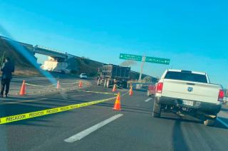 Automovilistas llamaron a la policía al detectar los restos humanos en la autopista.