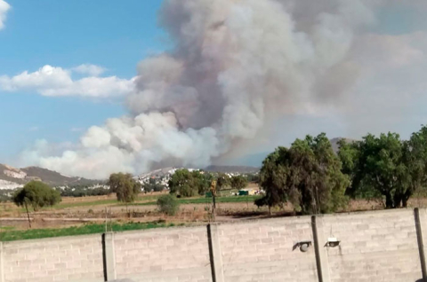 El fuego avanza rápidamente en San Miguel Xometla, San Pedro Tepetitlán y Chipiltepec, impulsado por viento y vegetación seca.