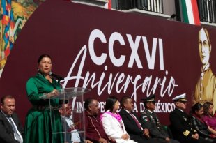Guadalupe Díaz Avilez encabezó la ceremonia del 16 de septiembre en Ixtlahuaca.