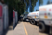 Protección Civil estatal informó que el chofer fue trasladado en estado grave al Hospital de La Perla, en Nezahualcóyotl.