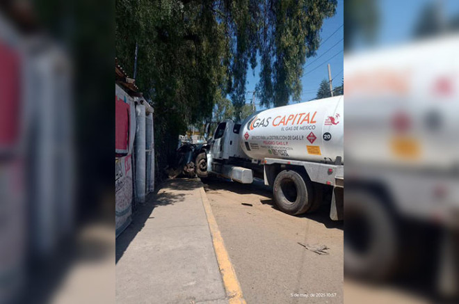 Protección Civil estatal informó que el chofer fue trasladado en estado grave al Hospital de La Perla, en Nezahualcóyotl.