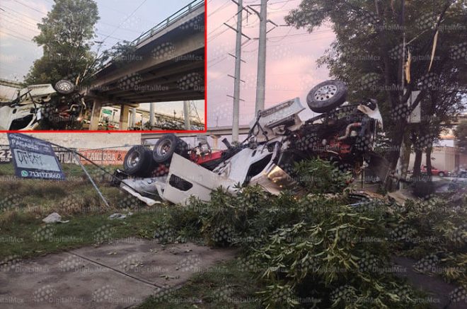 Tractocamión cae desde el puente de Díaz Mirón hacia Avenida Las Torres, en Toluca.